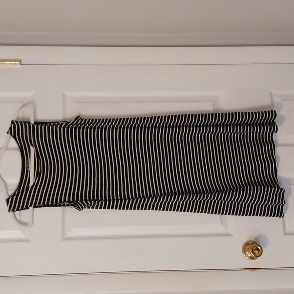 Apt.9 black & white stopped sleevless flowy midi dress size Medium